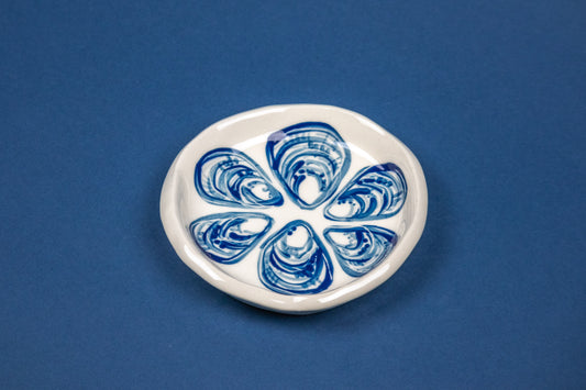 1/2 dozen oysters on a circle dish