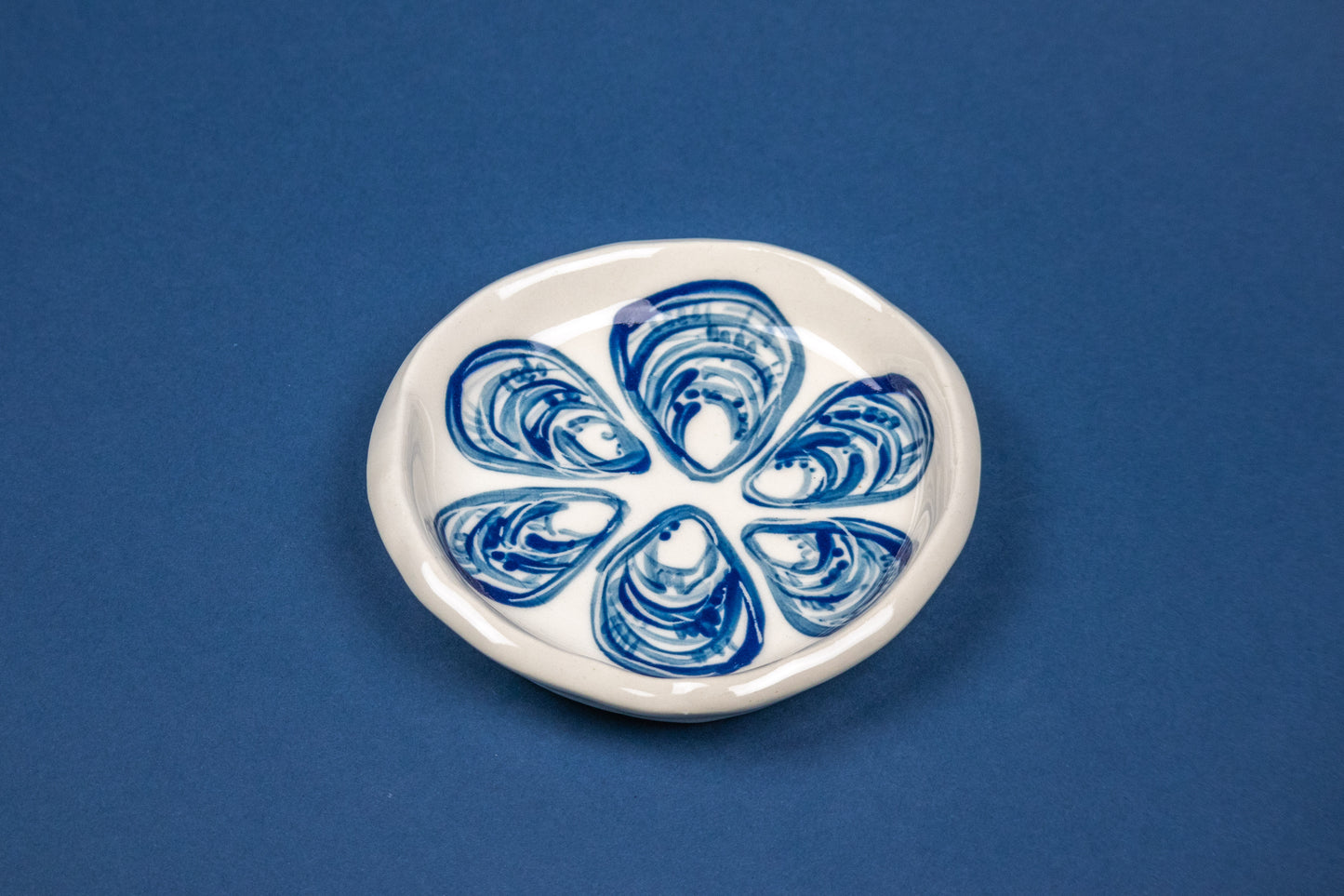 1/2 dozen oysters on a circle dish