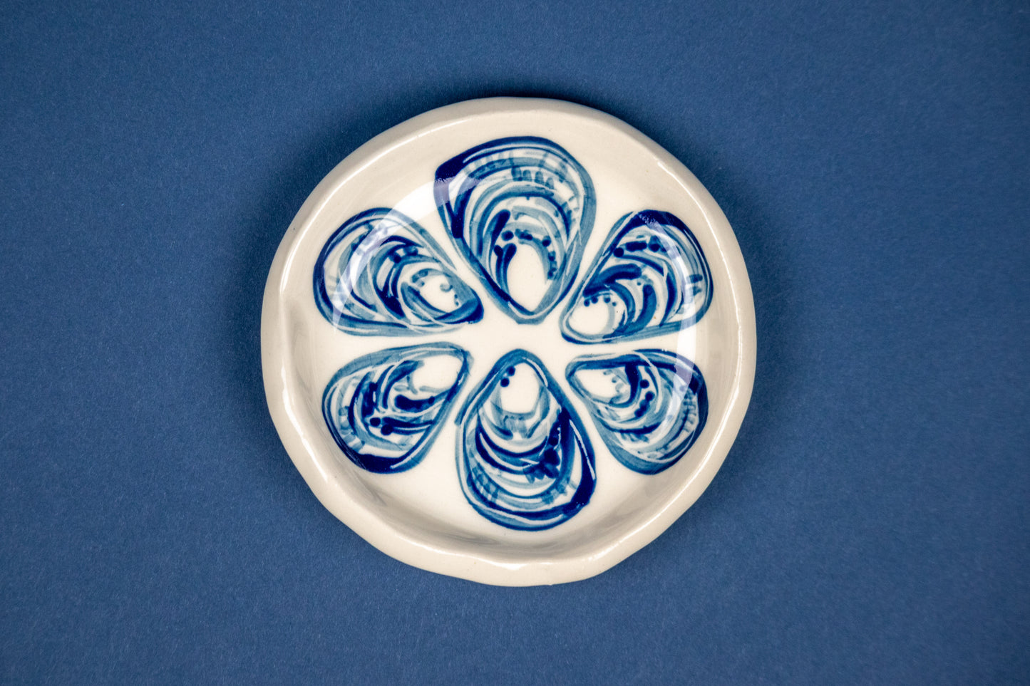 1/2 dozen oysters on a circle dish