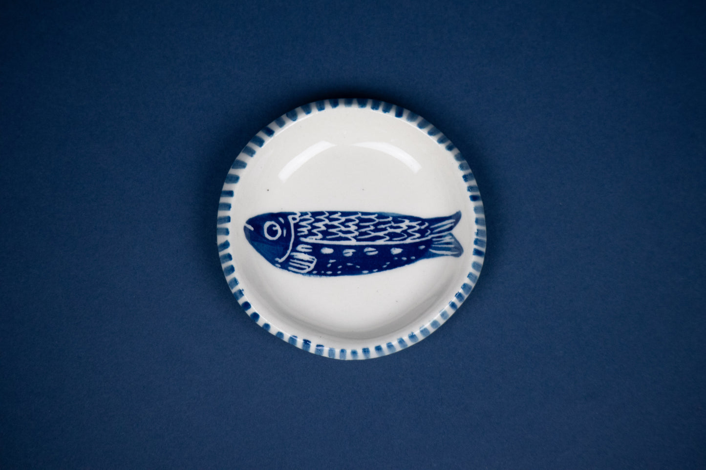 Single Fish Circle with Striped Rim 3.5"